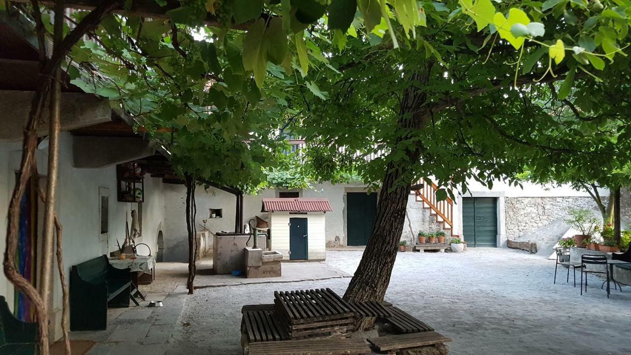 Apartmaji Hedera Komen Exterior photo